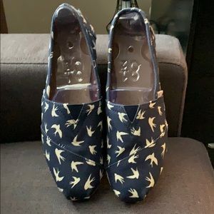 Toms navy blue/cream graphic flats size 8.5